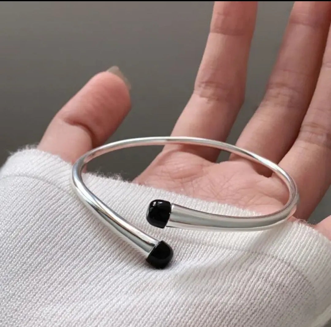 The Sculptural Curve: High-Polish Minimalist Open Cuff