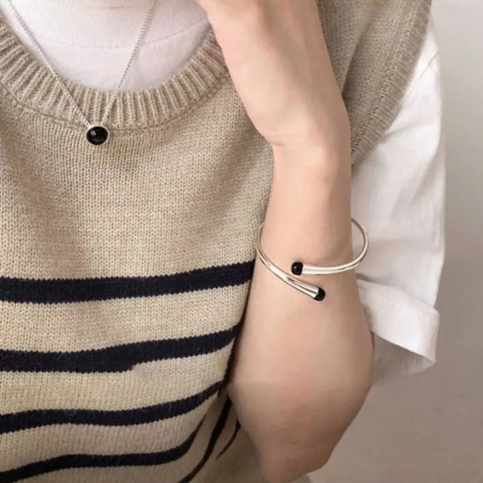 The Sculptural Curve: High-Polish Minimalist Open Cuff