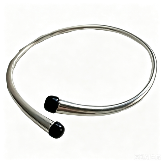The Sculptural Curve: High-Polish Minimalist Open Cuff