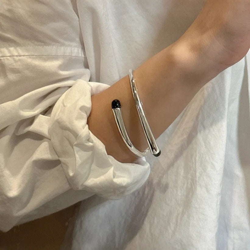 The Sculptural Curve: High-Polish Minimalist Open Cuff